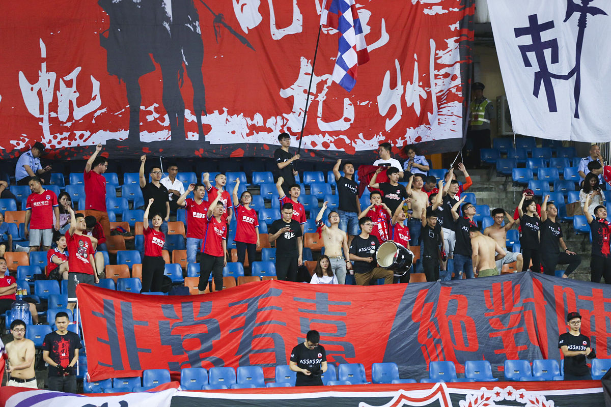 比赛现场：运动员与观众的互动盛宴