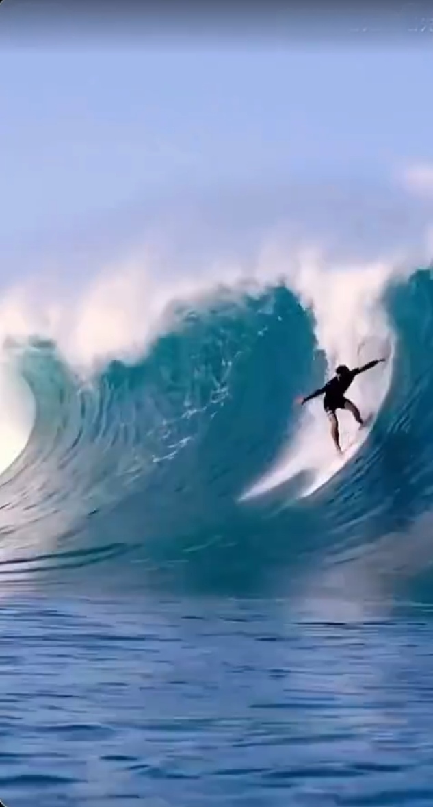 冲浪比赛掀起海浪，感受海上狂欢盛宴