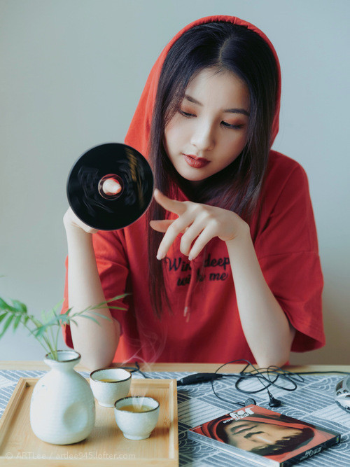 民族风花样滑冰赛事，冰上舞动的文化传承，花样滑冰中冰上舞蹈的比赛通常包括几个阶段