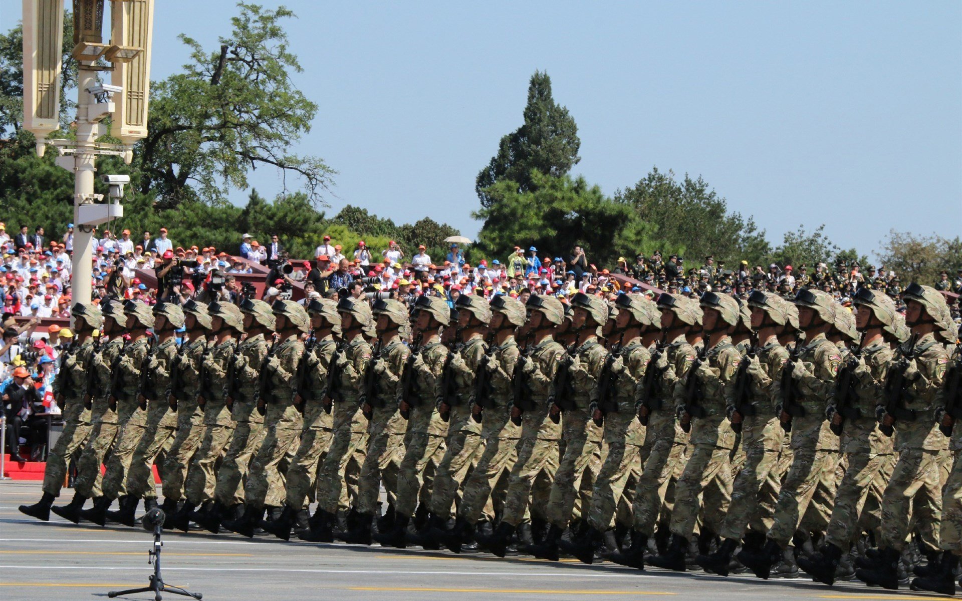 转换防守中节奏调整的优先反应机制，由防守转入进攻时要积极发动快攻