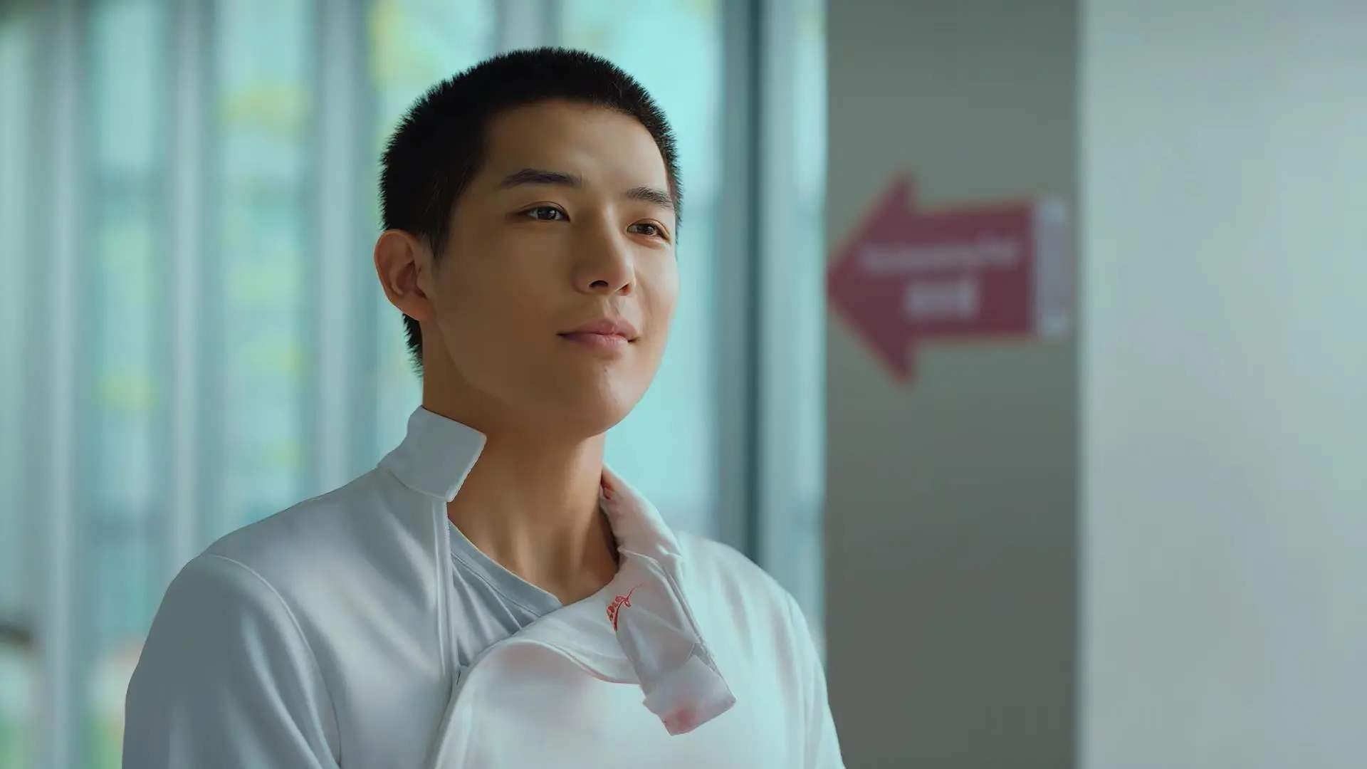 转换防守中节奏调整的优先反应机制,由防守转入进攻时要积极发动快攻