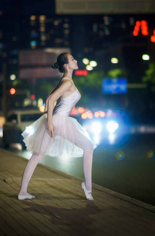 年轻球员在强强对话中顶住压力展现出超强心理素质,年轻人球队比赛